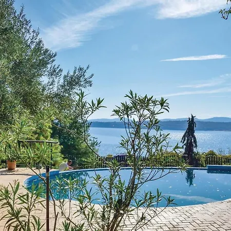 Сasa de vacaciones Six-bedroom Holiday In